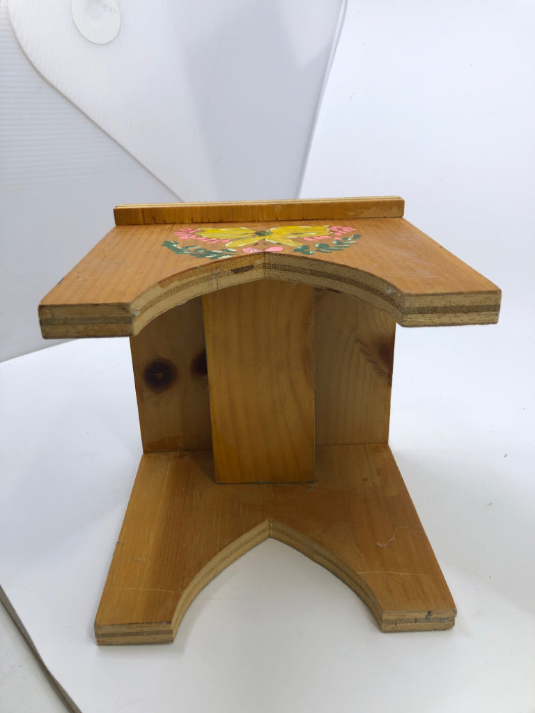 SMALL WOOD PAINTED DOLL STOOL.