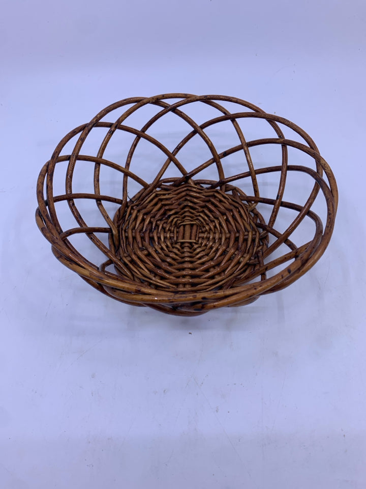 SMALL LACE ROUND BASKET.