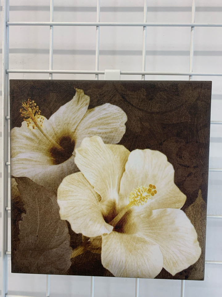 WHITE HIBISCUS CANVAS WALL HANGING.