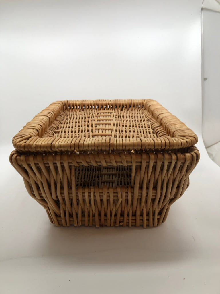 WICKER BASKET W/COVER.