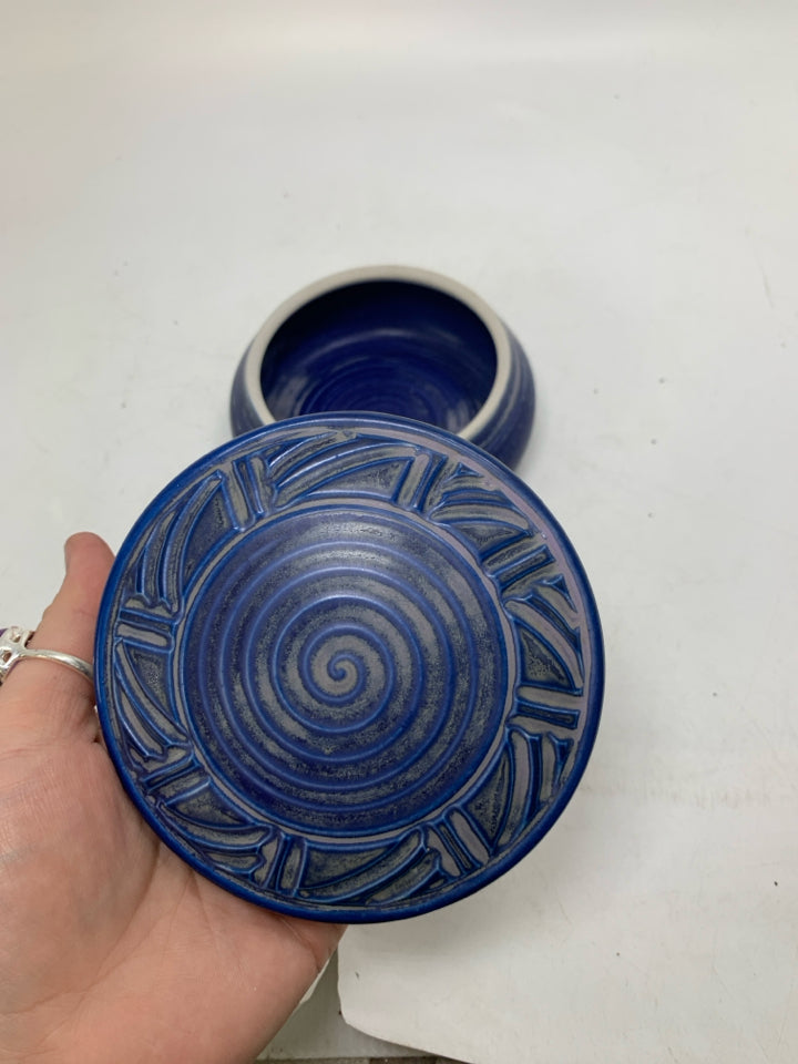 SHORT SWIRL DETAILED COVERED TRINKET DISH.