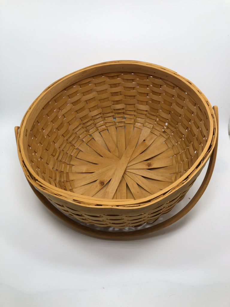 WOVEN WICKER BASKET BOWL W/HANDLE.