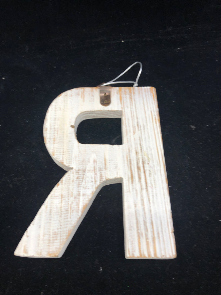 DISTRESSED WOOD R WALL HANGING.