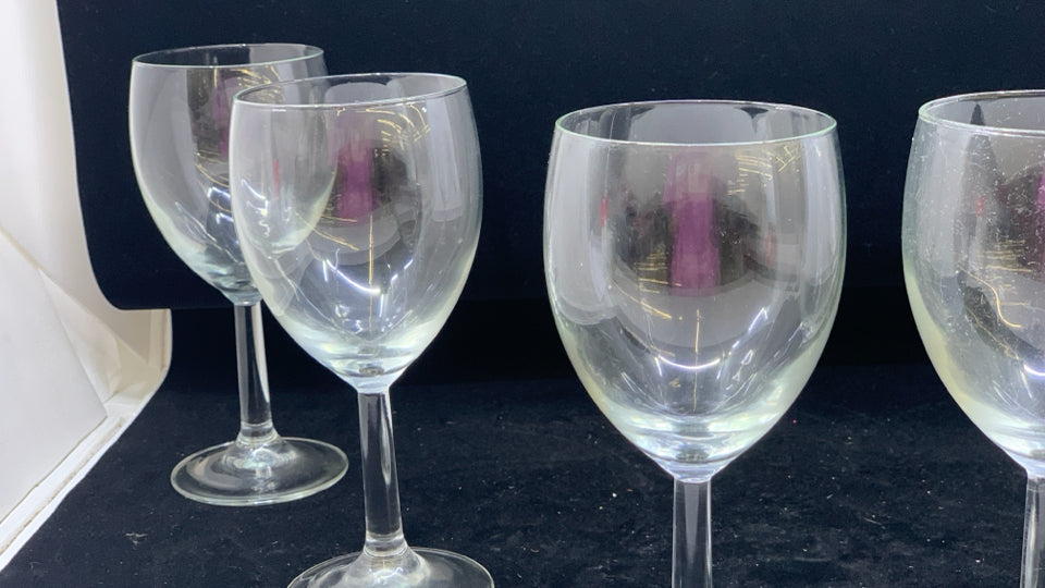 6 CLEAR GLASS WINE GLASSES.