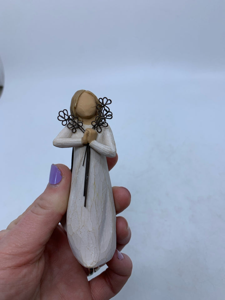 MINI FRIENDSHIP HOLDING METAL FLOWERS.