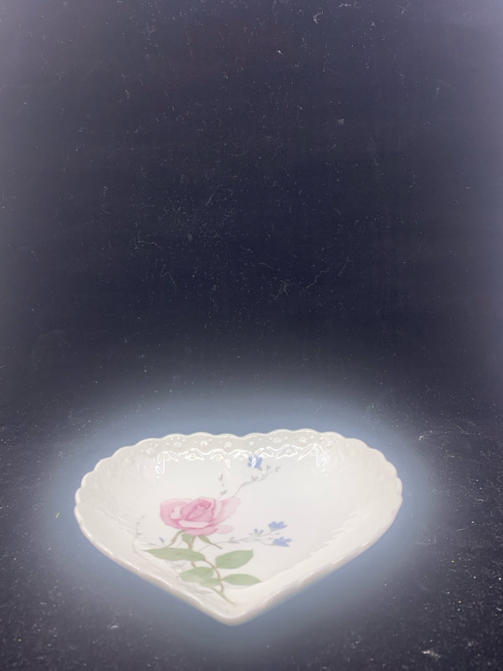 WHITE W PINK FLORAL HEART BOWL.