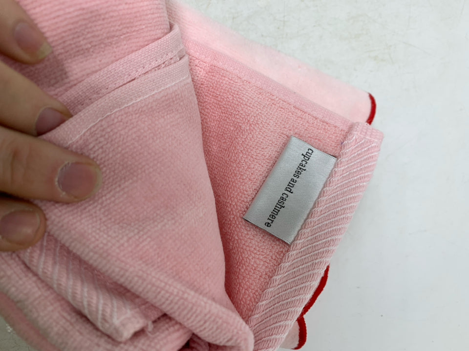 NIP 2 PINK HAND TOWELS GINGERBREAD HOUSE & CANDY CUPCAKES AND CASHMERE.