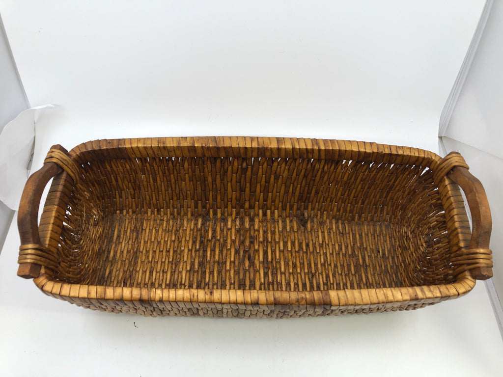 RECTANGLE BASKET W/WOOD HANDLES.