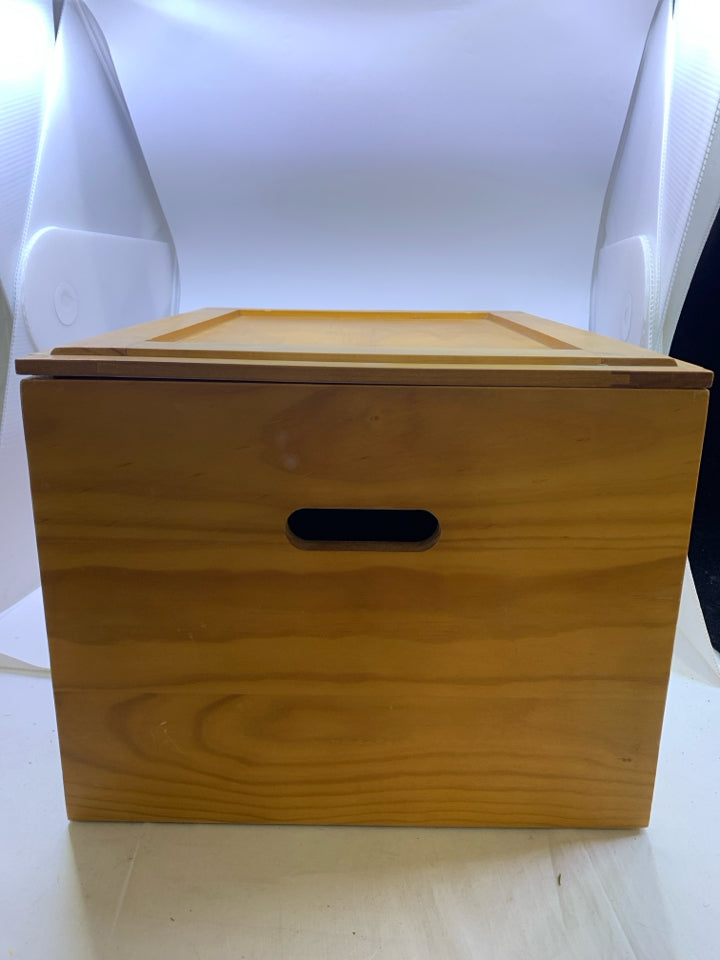 WOODEN WINE CRATE WITH LID.