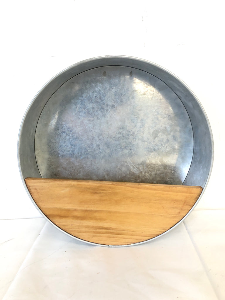 ROUND METAL PLANTER W WOOD FRONT WALL HANGING.