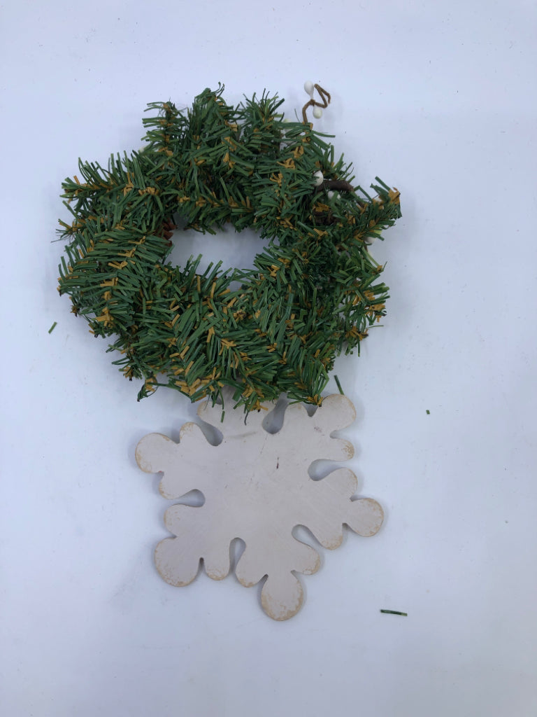 SMALL WREATH W SNOWFLAKE.
