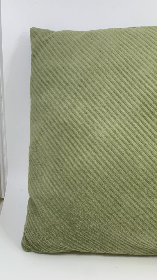 GREEN RECTANGLE ACCENT PILLOW W/RIBBED TEXTURE.