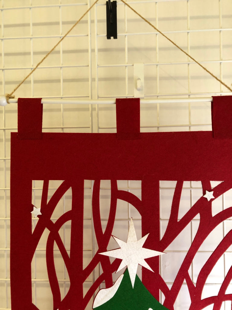 FELT CHRISTMAS TREE WALL DECOR.