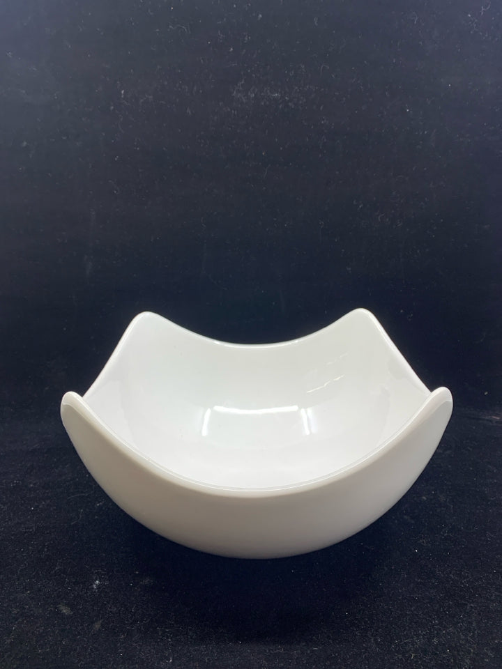 WHITE RAISED EDGE SQUARE BOWL.