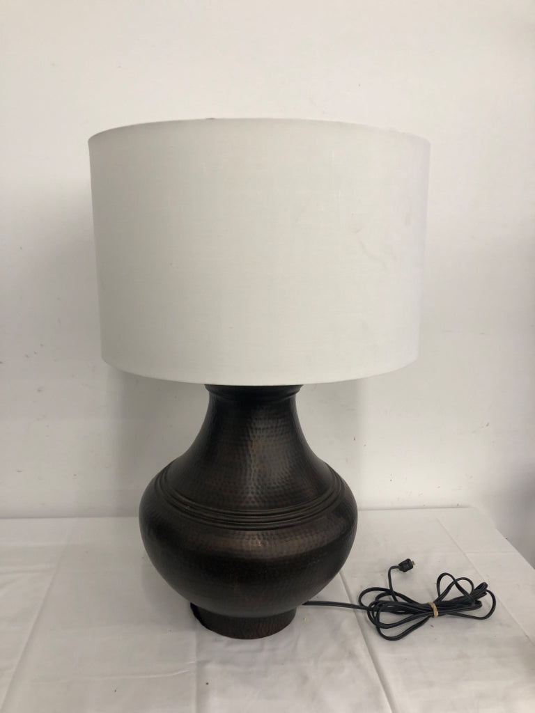 DARK HAMMERED METAL BASE W/ WHITE SHADE LAMP.