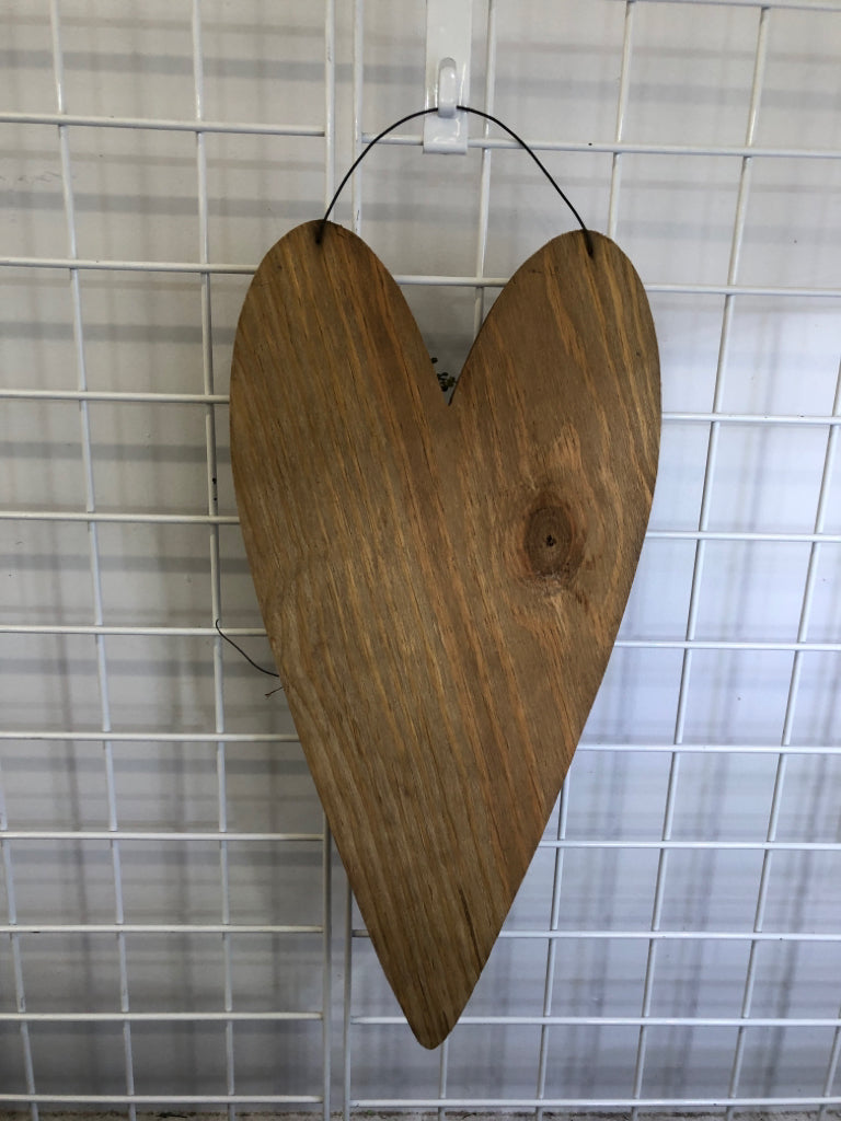 PRIMITIVE WOOD HEART W/TWIG WALL HANGING.