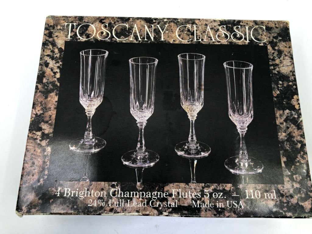 NIB TOSCANY CLASSIC CHAMPAGNE FLUTES.