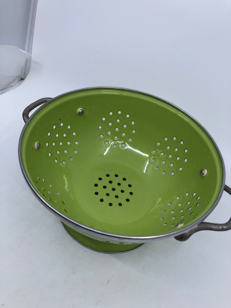 GREEN ENAMEL COLANDER W/HANDLES.