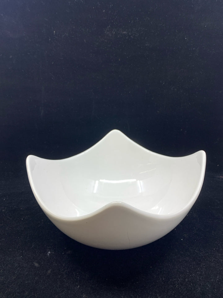 WHITE RAISED EDGE SQUARE BOWL.