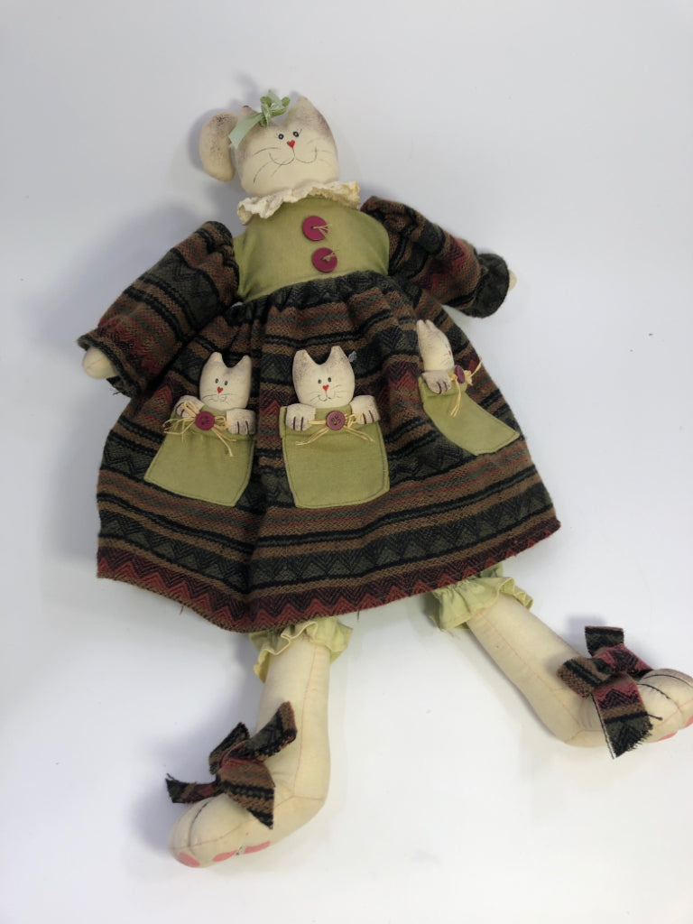 VTG PRIMITIVE FOLK ART FABRIC CAT DOLL.