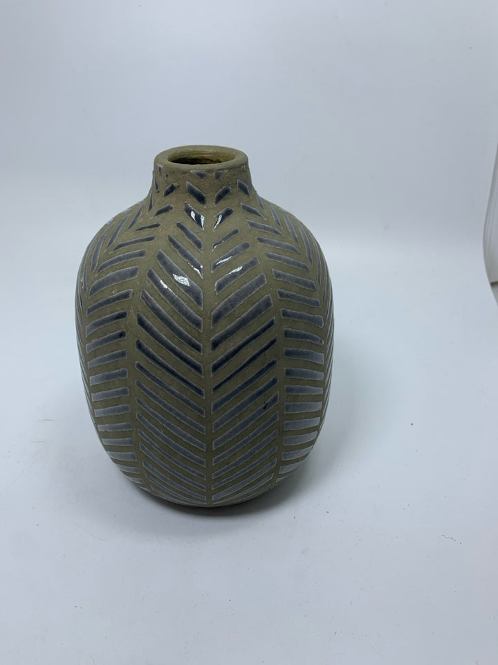 MATTE GREY VASE W/ LINES.