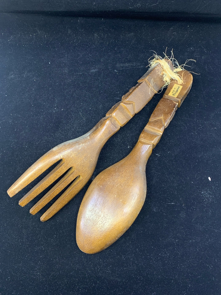 VTG DARK WOOD CARVED SERVING UTENSILS WALL HANGING .