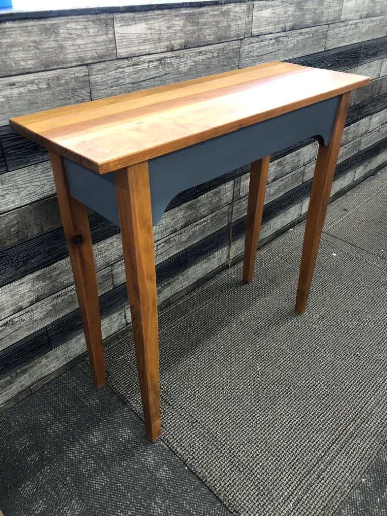 VTG GREEN FLORAL ENTRY WAY TABLE.