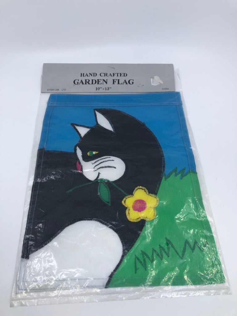 NIP BLACK & WHITE CAT GARDEN FLAG.