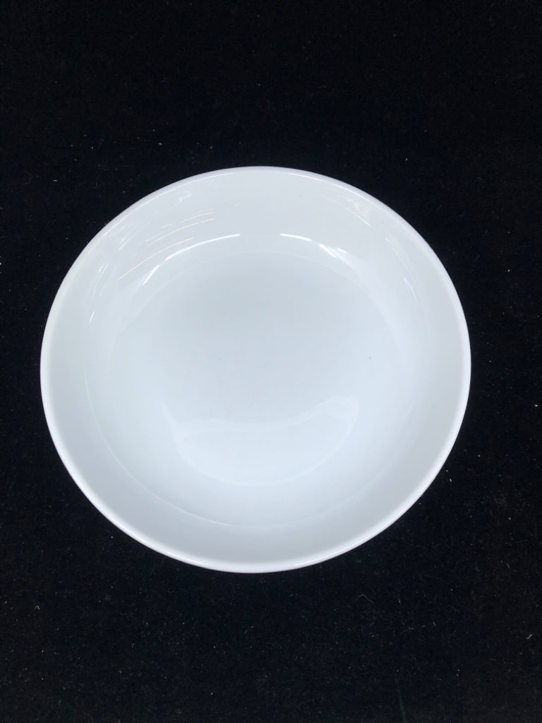 4 WHITE DINNER BOWLS.