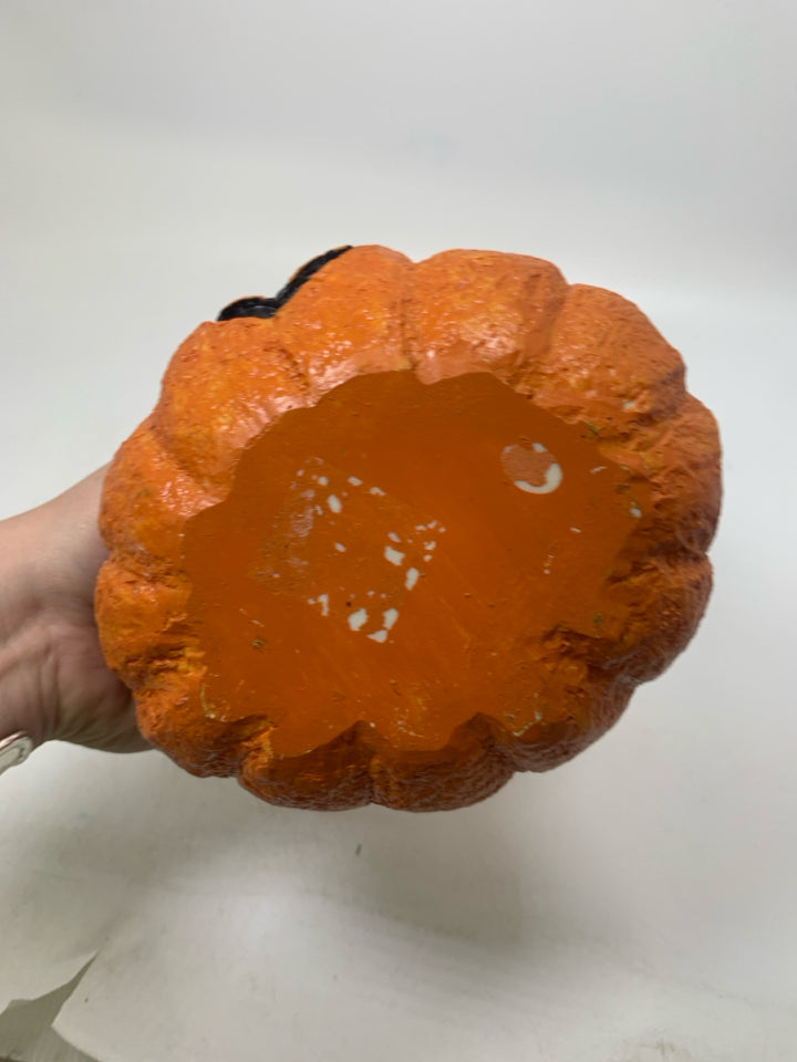 3 STACKING RESIN JACKO LANTERNS.