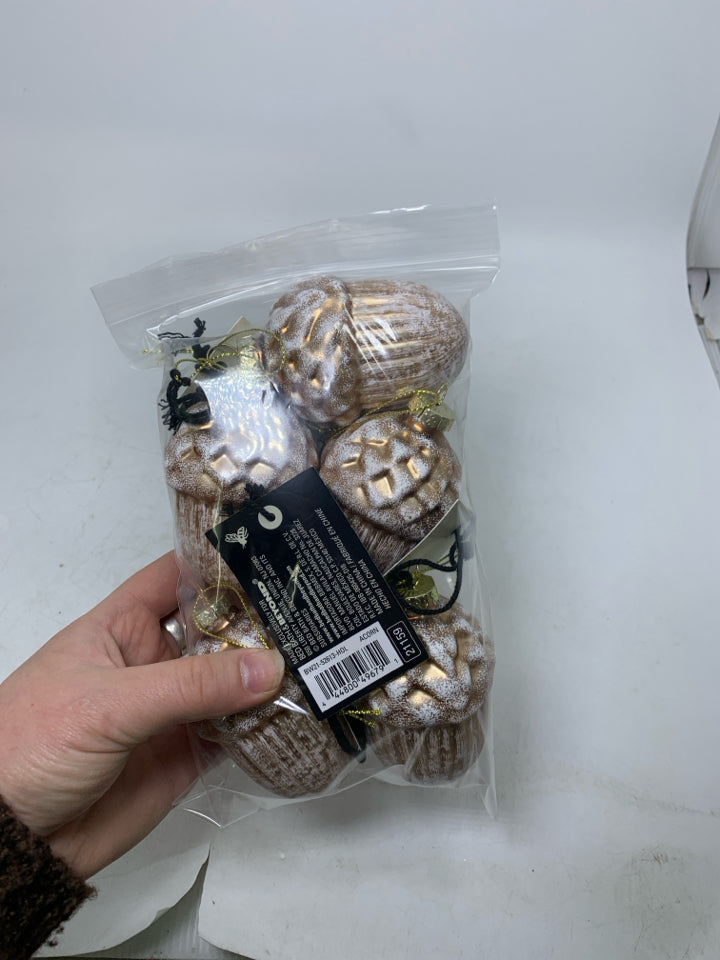 NWT 5 ACORN ORNAMENTS BEE & WILLOW IN BAG.