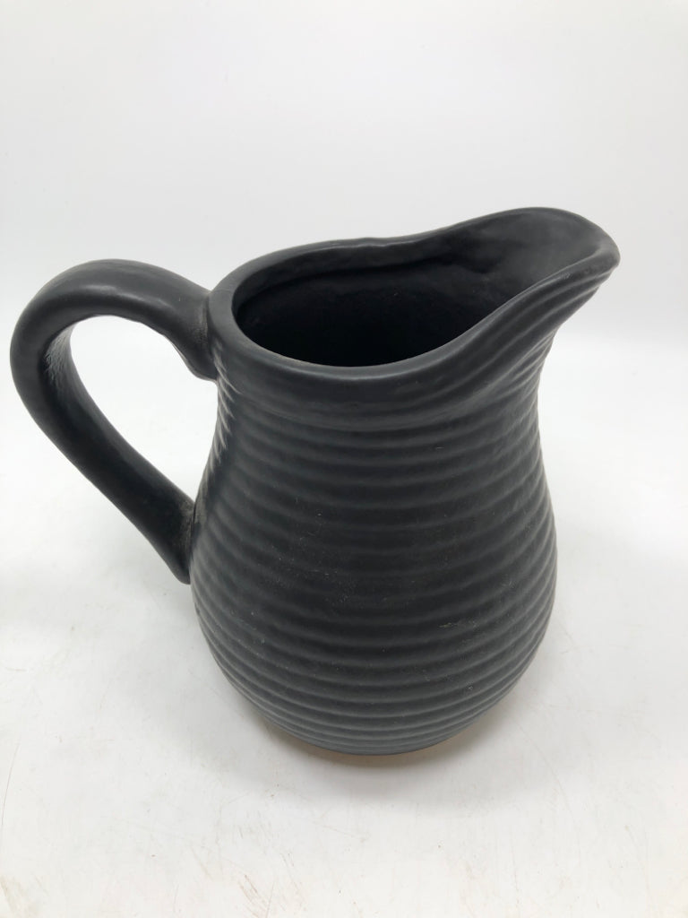 SM BLACK STAR PITCHER VASE.