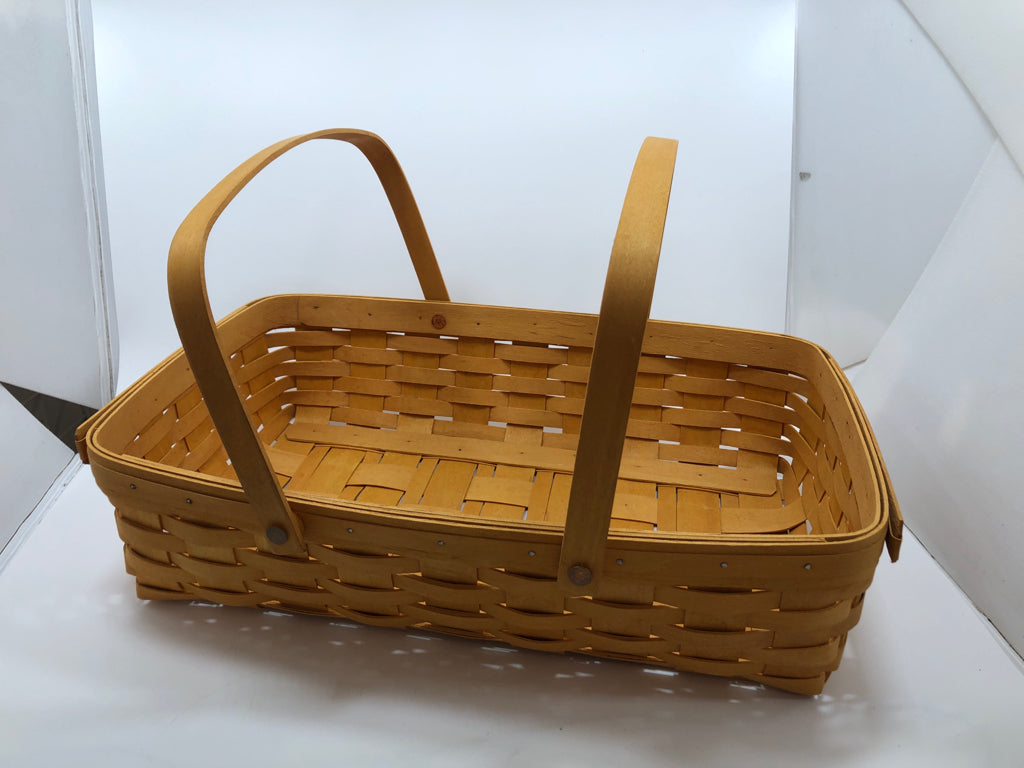 1998 BASKET W/WOODEN LID.