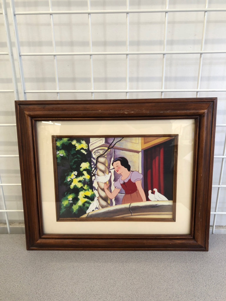 SNOW WHITE W/DOVES DISNEY PRINT IN WOOD FRAME.