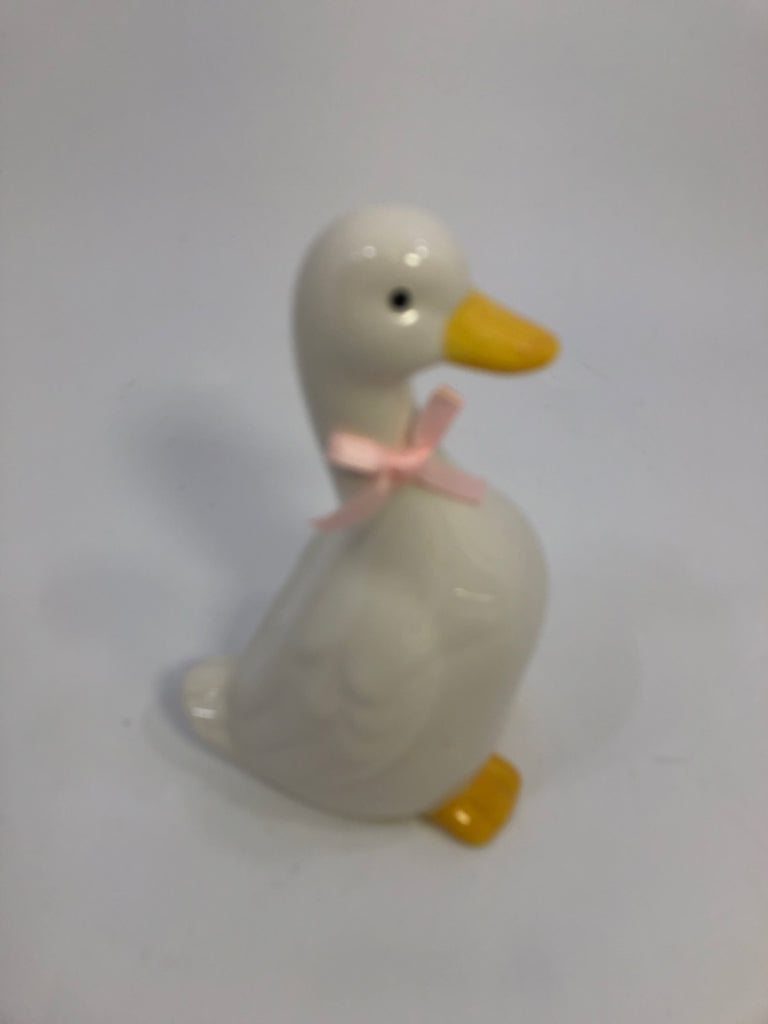 CERAMIC GOOSE W/SMALL PINK BOW.
