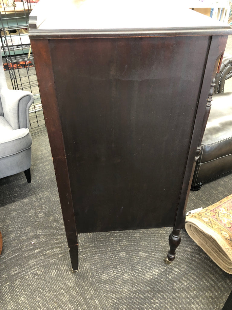 VTG DARK WOOD DRESSER W/5 DRAWERS & ORNATE METAL PULLS ON WHEELS.
