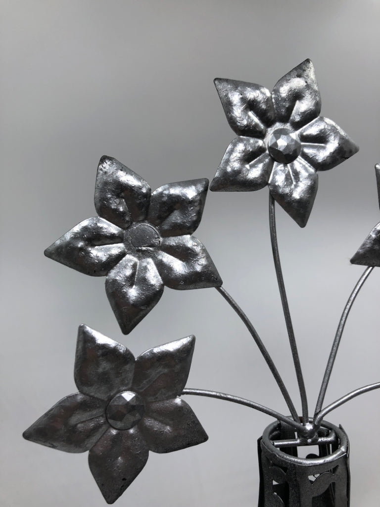 WELDED FLOWERS IN VASE TEA LIGHT HOLDER.
