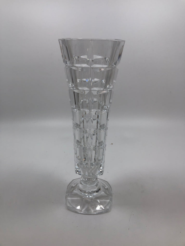 CLEAR CRYSTAL STAR/SQUARE PATTERN BUD VASE.