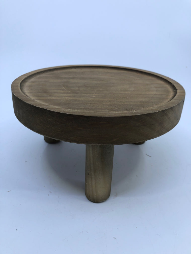 SMALL WOOD 3 FOOTED PLANT STAND.