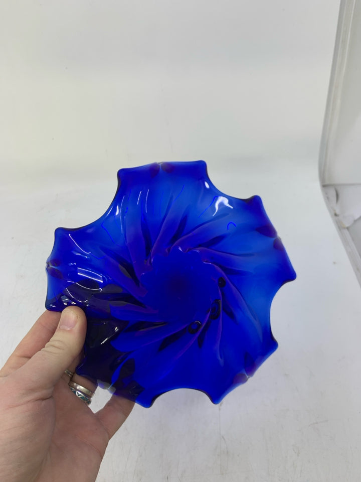 FOOTED GLASS ABSTRACT BOWL W/ FOLDED UP EDGES.