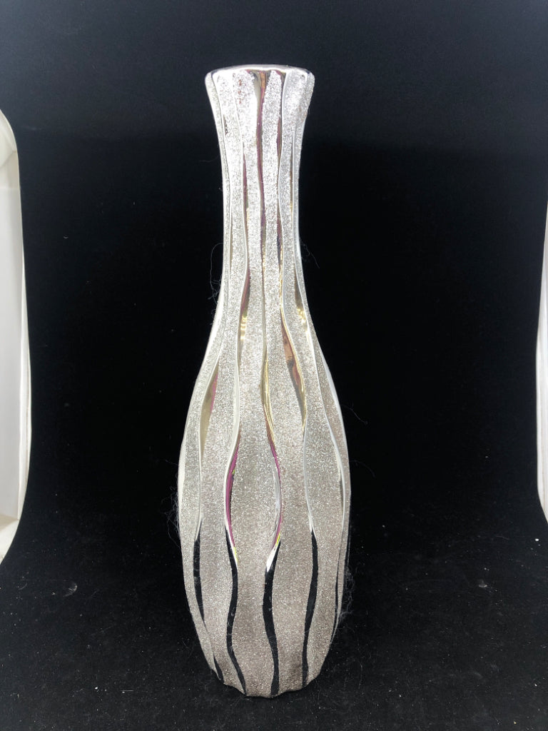 SILVER NARROW GLITTER VASE.