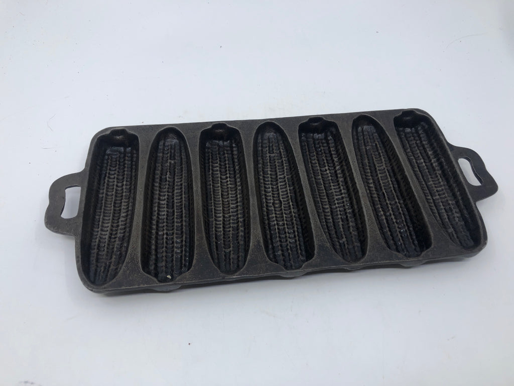 CAST IRON CORNBREAD MOLD "7S+".