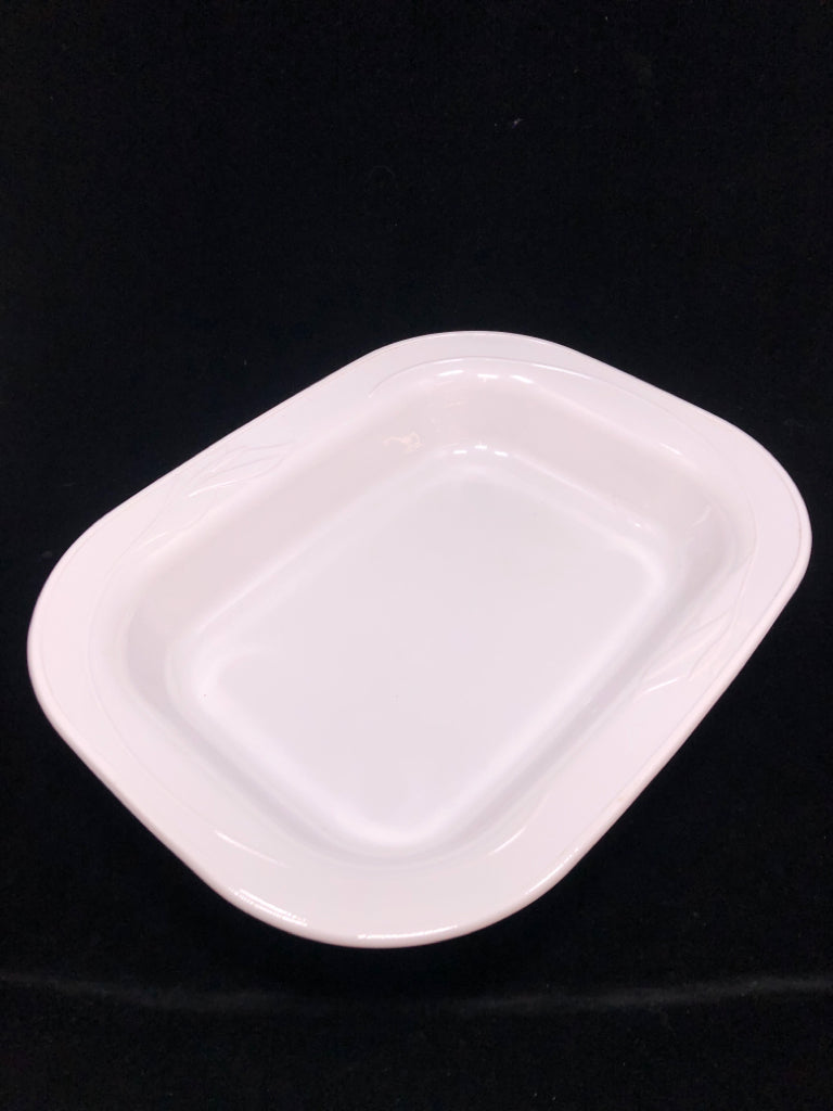 WHITE CASSEROLE DISH IN METAL FRAME.