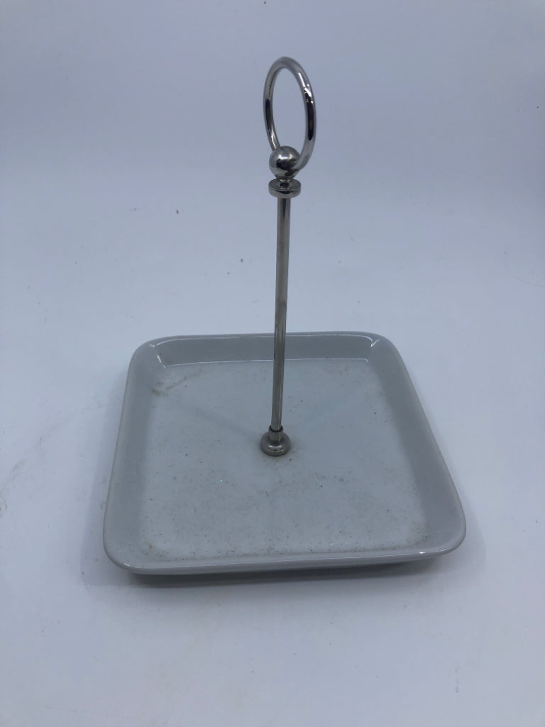 WHITE JEWELRY CATCH W METAL HANDLE.
