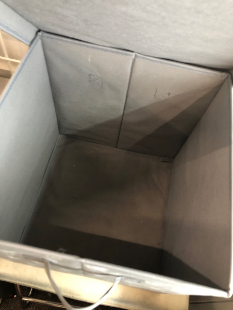 GRAY W/WHITE SNOWFLAKES STORAGE CUBE W/LID.