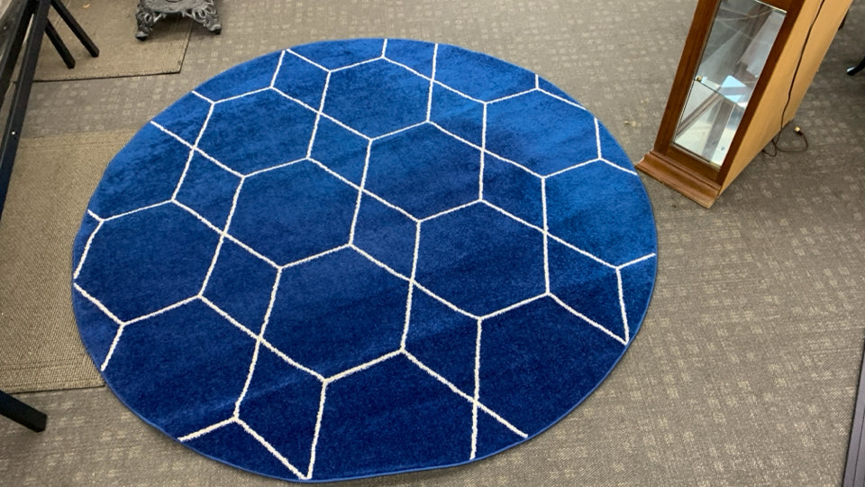 BLUE CIRCLE RUG W/ WHITE LINES.
