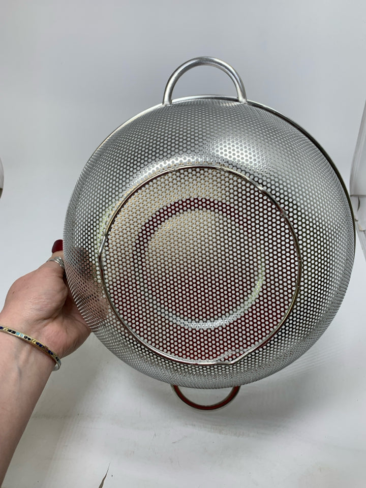 METAL COLLANDER W/ HANDLES.