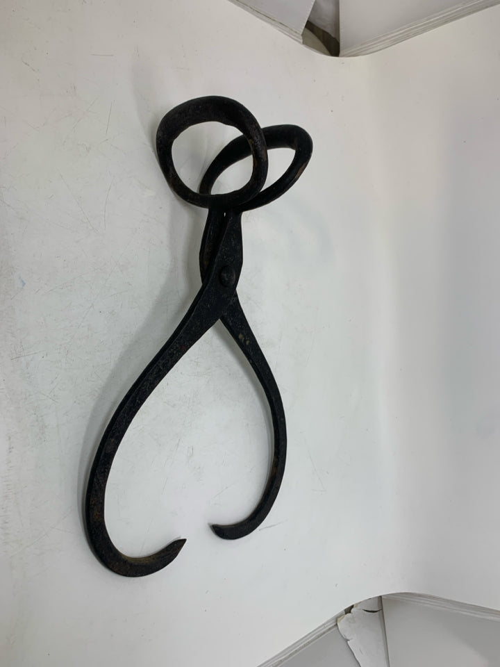 VTG METAL ICE BLOCK TONGS.