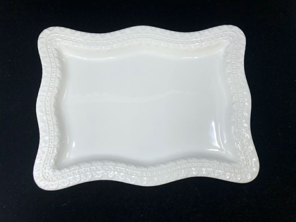 WHITE WAVY RECTANGLE SERVING PLATTER.