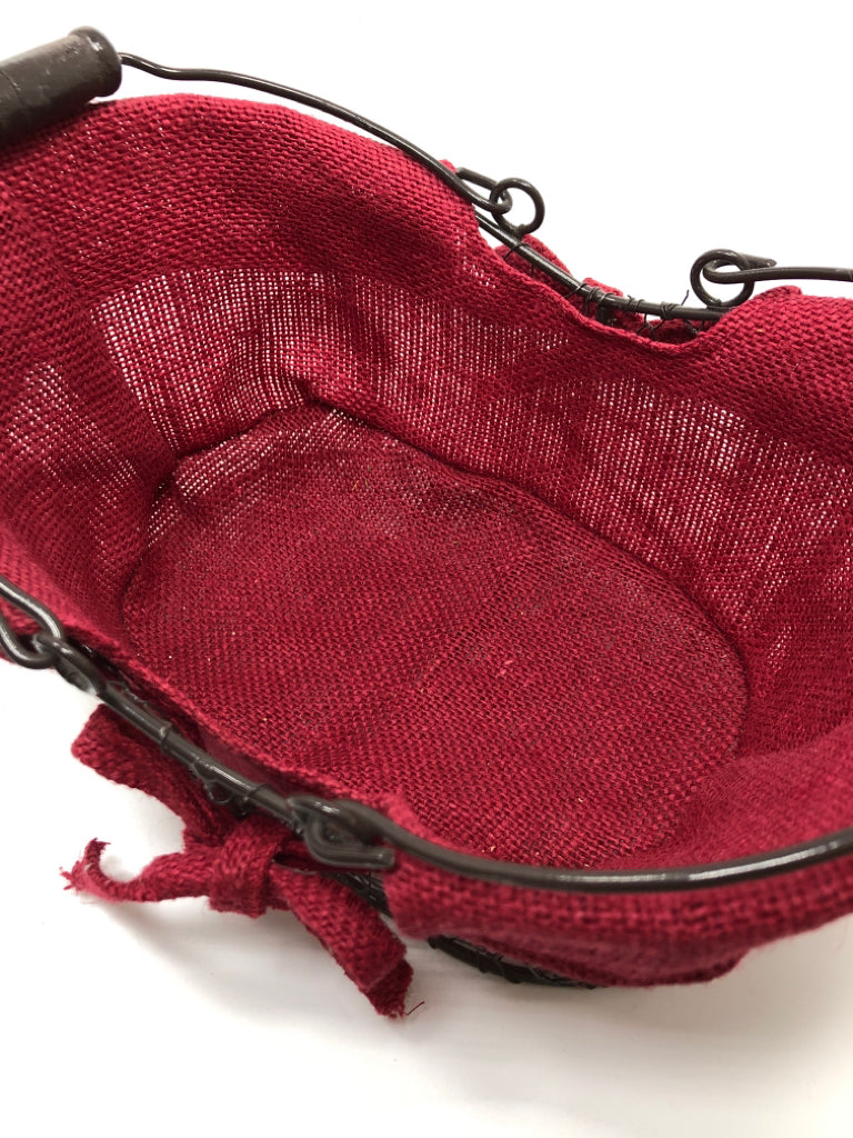 RED BURLAP METAL BASKET W/WOOD HANDLES.